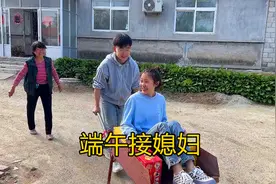东北到接媳妇的日子，买8样礼上门接回家，大家看大院热不热闹？