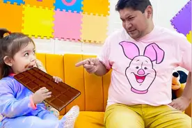 外国小女孩偷吃巧克力，被爸爸发现了怎么办视频封面