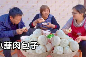 拔一些小蒜，蒸几笼小蒜肉包子，灌上辣椒油太香了！视频封面