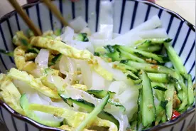 想吃粉皮别出去买了，一碗淀粉一碗水，教你正宗做法，爽滑又筋道