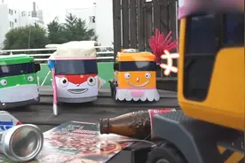 工程车小队长带领小伙伴们清扫垃圾，帮泥巴小公交冲洗干净好棒哦