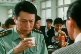 学校霸王：校霸用肥皂粉整蛊新生，哪料教官插手中招，太搞笑了视频封面