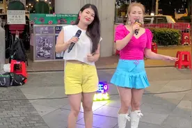 为了生活，美女姊妹花街头摆摊卖唱，一首《纤夫的爱》你喜欢吗？视频封面