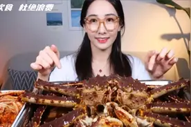 生腌帝王蟹，肉质鲜美，搭配酸辣可口的泡菜，太美味了视频封面