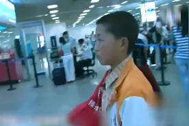 男孩十二岁从未洗过澡，第一次擦润肤乳，第一次进城，变形记视频封面