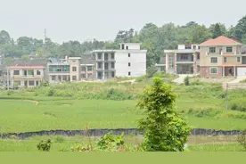 农村盖房俗语“接东不接西，接西矮一级”啥意思？有什么说法？视频封面