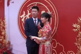 广东一对新人结婚，正在跪拜祖宗，婚礼现场布置好喜庆，豪华视频封面