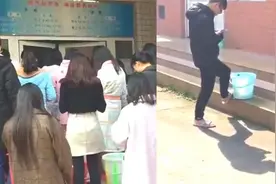 校内男女澡堂差别太真实了！男澡堂零零散散，女澡堂人满为患