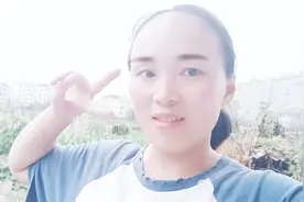 相差11岁的哥哥去上学，弟弟总是恋恋不舍 这场景太感人了！视频封面