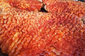 大山教你一招：广西虎皮扣肉怎么炸都不会脱皮，这个步骤非常重要视频封面