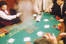 赌场的庄家真倒霉，玩21点连续爆牌，最后一把牌更是爆的离谱视频封面