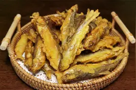 酥炸小河鱼，挂糊是关键，教你正确的挂糊比例，焦香酥脆不回软