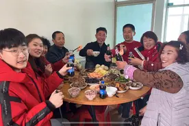 大年初三闺女回娘家，挨个问好都有红包？中午这一大桌子太丰盛了