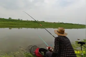 野钓；把鱼竿拖下水，2号子线被秒切，这是有多少巨物啊