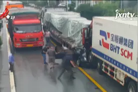 抚州南城：三车追尾 中间小车惨遭削顶！视频封面