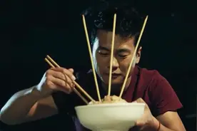 影视：小伙为能看到鬼，在死人路口吃香灰拌饭，没想到真的被说中视频封面