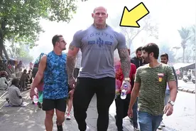 当肌肉男走上街头，人们惊呼声不断，回头率超级高视频封面