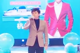 彩铃王子郑源被拍商演，37岁体型走样认不出，舞台简陋令人唏嘘！视频封面