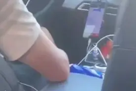 网约车司机边开车边频繁低头看电影 乘客：全程都在看，很害怕视频封面
