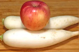 白萝卜里加1个苹果，不用一粒盐，教你最解馋的吃法，香甜又脆爽