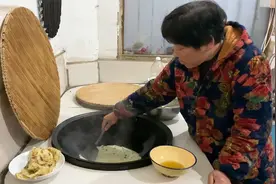 农村婆婆教你摊煎饼，金黄酥脆，一分钟一张，葱香浓郁吃着真香