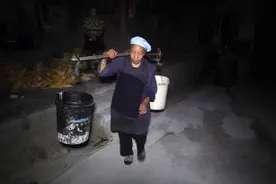 奶奶得知孙子回家，连夜制作家乡美食等待孙儿到来这份情让人动容视频封面