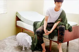 张艺兴街舞3喝水忘开盖，当导师太入戏，还是综艺效果视频封面