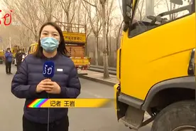 非法安装交通指示牌 扰乱交通秩序 交警现场进行拆除视频封面