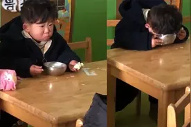 爆笑！幼儿园小朋友哭闹不停，小男孩丝毫不理会只管埋头干饭视频封面