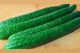 腌黄瓜好吃有技巧，农村大妈分享新做法，一次做10斤，放3月不坏