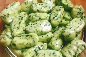 面条这样做真好吃，不用擀面筷子一搅，面块变面条，比手擀面筋道