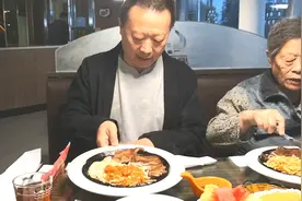 杨哥今天又带老妈吃西餐牛排，七分熟肉嫩鲜美，水果小吃随意选