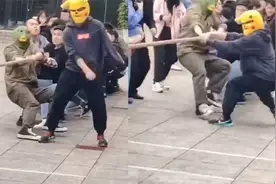 拔河比赛男孩带头套跳“尬舞”笑翻对手秒发力 网友:此乃精神攻击视频封面