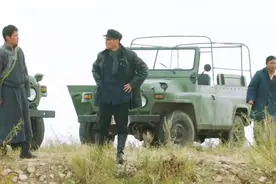 男子对狼群赶尽杀绝，把油漆倒在草原上一片烧尽，不留一个活口