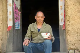 54岁大哥独居深山，照顾父母近30年，耽误了青春，他却说应该的视频封面