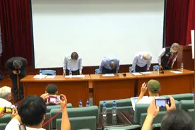 台湾中油高雄大林厂爆炸起火！当地居民愤怒抗议，董事长鞠躬道歉视频封面