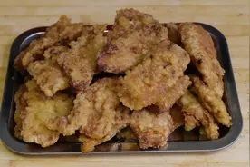 教你正宗山东炸肉，秘制过程都在这了，出锅老人孩子抢着吃视频封面