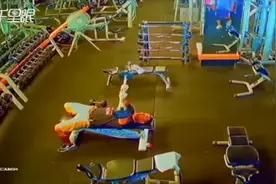 男子健身房锻炼时突被“一公斤重哑铃砸脸” 恐怖攻击画面曝光！视频封面