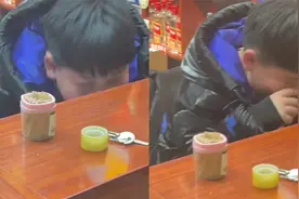 老师穿拖鞋去饭馆吃饭，结账时发现是自己的学生，尴尬溢出画面视频封面