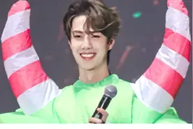 王一博怕虫子皱眉合集：被肖战拿虫吓唬，边跑边叫：拿远一点视频封面