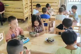 幼儿园开学第一天，小小班的宝贝们这样度过，最后一幕莫名感动了视频封面