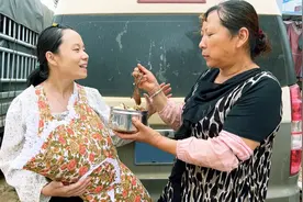 婆婆卖菜补贴家用，到饭点了还没回家，儿媳妇做法让人暖心视频封面