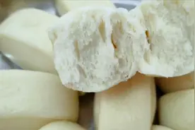 蒸馒头时，发好的面别直接上锅蒸，多加两步，馒头松软不塌陷