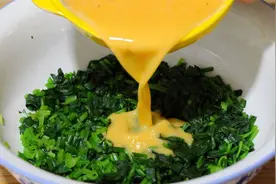 鸡蛋搭配菠菜这做法火了，饭店一盘68元，在家做成本不到5元，香