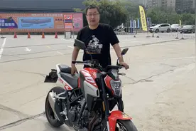 凯越Cobra 321R街车 轻量化车身 年轻化的设计 好看 好骑 好玩视频封面