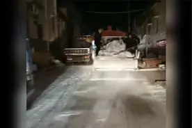新郎雪后接亲担心路滑，连夜沿50公里路狂撒5吨盐，新娘感动哭了视频封面