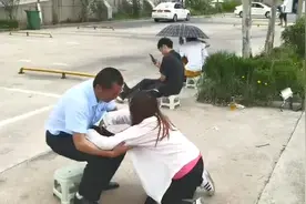 太激动！科目二科目三一把过！女子激动奔向教练下跪！视频封面