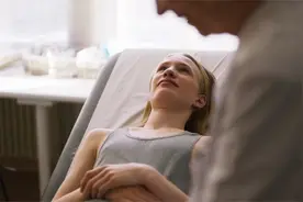 男孩变性为女孩的过程，看得让人心疼，一部泯灭人性的电影！视频封面