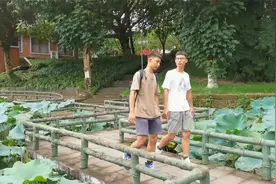 双胞胎男生高考同分数被同专业录取 分宿舍被电脑安排同一间视频封面