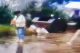 女生路遇遗落雨地小国旗 冒雨捡起后用衣服擦干净：它不该在地上视频封面